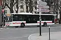 Un bus de la ligne   à l'arrêt Jean-Macé en direction de Gerland.