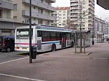 Autobus en ville de trois-quarts arrière droit.