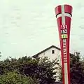 Poteau d'arrêt de bus en forme de croix de Savoie à Bonnatrait.