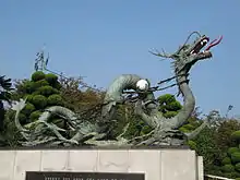 Le dragon oriental porte des cornes sans doute inspirées par les bois fossiles du cerf disparu, Cervocerus (en), fréquents dans certains gisements de Chine centrale.