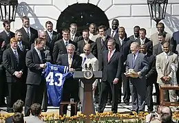 L'équipe des Colts d'Indianapolis en costumes sur le parvis de la Maison-Blanche.