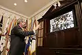 George W. Bush en téléconférence avec l'équipage de la navette spatiale Discovery en 2005.