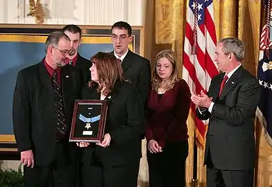 Le président George W. Bush présente la Médaille d'Honneur à la famille de Jason Dunham lors d'une cérémonie dans la East Room le 11 janvier 2007