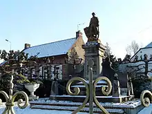 Photographie montrant le monument aux morts de la Première Guerre mondiale