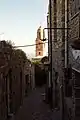 Vue du clocher de l'église Sant'Egidio depuis les ruelles de la partie supérieure de Bussana Vecchia