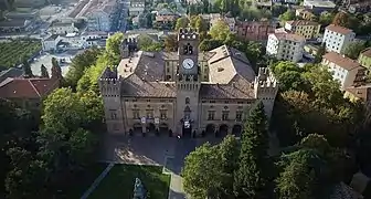 Vue aérienne de l’hôtel de ville néo-classique de Busseto.