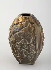 Vase Ananas (1899), Lunéville, faïencerie Keller et Guérin, Nancy, musée de l'École de Nancy.