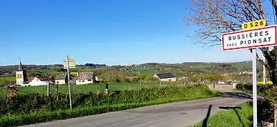 Panneau d'entrée et vue du village