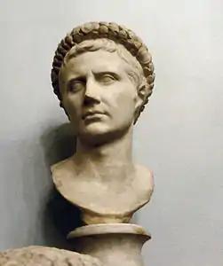 Buste d'Auguste (r. 27 av. J.-C. - 14 ap. J.-C.), jeune homme à la couronne de feuilles de laurier (31 av. J.-C.-14 ap. J.-C.).
