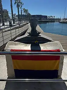 Mémorial du capitaine Archibald Dickson dans le port.