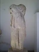 Statue (fragmentaire) d'Artémis IIIe – IIe siècles av. J.-C. (A780) découverte près du village de Kóstos. Marbre de Paros