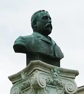 Buste de C. Arnould, dans le boulevard à son nom, à Reims