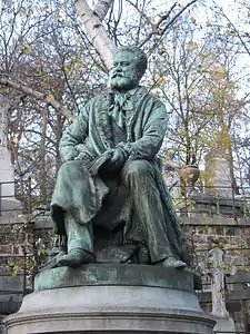 Edmond About (1887), statue ornant la sépulture de l'écrivain, Paris, cimetière du Père-Lachaise.