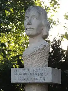 Photographie présentant le buste de Jérôme Le Royer de la Dauversière, à l'entrée du parc des Carmes.