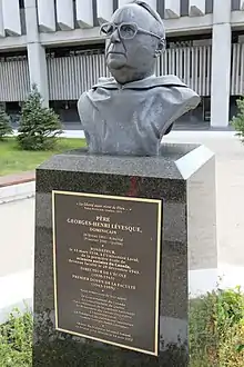 Buste commémoratif du Père Georges-Henri Lévesque, sculpture de Léonard Simard