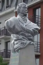 Buste de Pierre Lefort« Monument à Pierre Lefort à Mers-les-Bains », sur À nos grands hommes,« Monument à Pierre Lefort à Mers-les-Bains », sur e-monumen