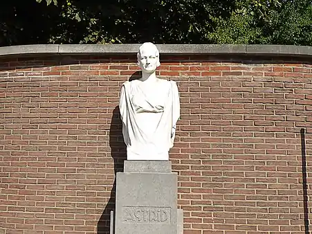 Buste de la Reine Astrid devant le parc portant son nom à Charleroi.