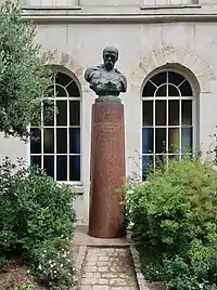 Statue de Taras Chevtchenko (avec -ss final à Tarass) située dans le square.