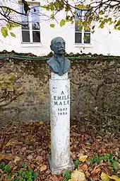 Buste à l'entrée du musée des Beaux-Arts dans les jardins de l'évêché de Chartres.