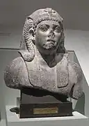 Buste de Ptolémée VIII (?) Le Bienfaiteur, Le Ventru (r. 170-116). Granodiorite d'Égypte, H. 90 cm. Kunsthistorisches Museum, Vienne