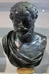 Buste d'un homme, traditionnellement identifié comme celui du philosophe Démocrite.