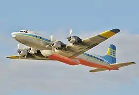 Un des DC-7 convertis en bombardier d'eau