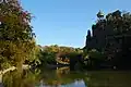 Le lac des Buttes-Chaumont, surplombé par l'île.