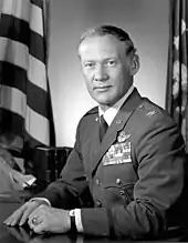 Portrait en noir et blanc d'Aldrin en uniforme militaire.