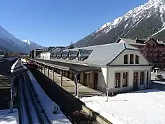 Le bâtiment voyageurs vu depuis la passerelle menant à la gare du chemin de fer du Montenvers.