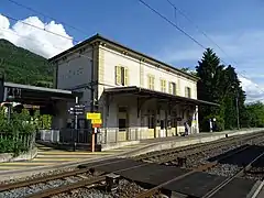 Le bâtiment voyageurs avec le passage piéton reliant les deux quais.