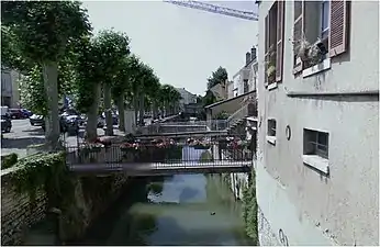 Canal le long du boulevard des Belles-Manières : une passerelle pour chaque maison.