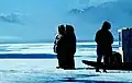 Inuits sur la mer de glace en face de l'île Bylot