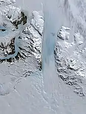 Vue satellite d'un glacier strié dans le sens de son épanchement et séparant deux massifs.