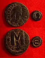 Nummi de la fin du règne d'Anastase Ier : une pièce de 40 nummi (ou follis), marquée d'un M et une pièce de 5 nummi ( ou pentanummium), marquée d'un E. Ces lettres permettent de fixer la valeur de ces pièces.