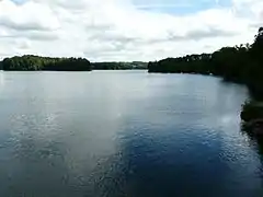 Le lac de Saint-Étienne-Cantalès, côté Saint-Gérons.