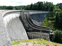 Le barrage de Saint-Étienne-Cantalès. La commune de Saint-Gérons est au second plan.