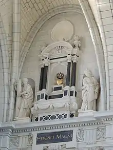 Photographie présentant le cénotaphe d'Henri IV, dans le bras nord du transept.