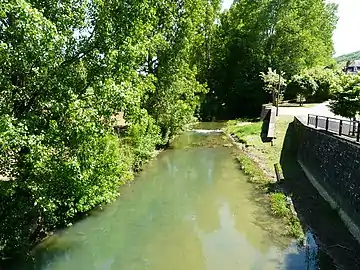 Au pont de Gaumier, le Céou sert de limite naturelle aux communes de Saint-Martial-de-Nabirat (à gauche) et Florimont-Gaumier.