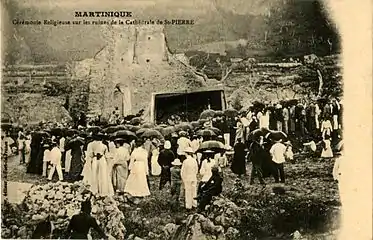 Cérémonie religieuse sur les ruines de la cathédrale.