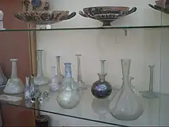 Vases attiques, à figures noires et objets de verre romains. Vitrine no  8.