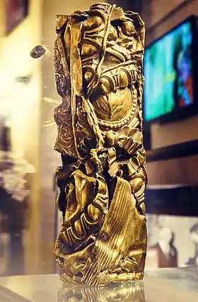 Statuette rectangulaire en or.