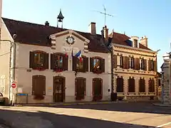 La mairie et son beffroi.