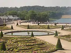 Le jardin de Versailles comprend 700 topiaires avec 64 gabarits différents.