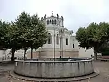 Au premier plan, l'escalier d'accès à l'église ; au second plan la basilique.