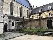 L'église vue côté transept nord et jardin privé