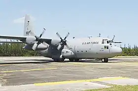 Un C-130E Hercules du 198th Airlift Squadron sur la Muñiz Air National Guard Base.