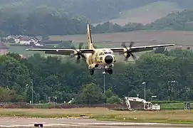 Un C-27J Spartan atterrissant à la base aérienne de Payerne en Suisse en mai 2012.
