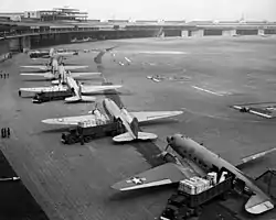 C-47 Skytrains en cours de déchargement à l'aéroport de Tempelhof durant le blocus de Berlin.