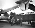 Le premier Fairchild C-82A Packet de l'U.S. Air Force utilisé pendant le pont aérien de Berlin est déchargé à l'aéroport de Tempelhof.