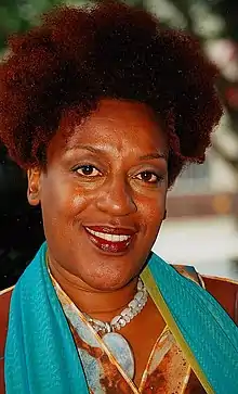 CCH Pounder interprète Cheryl Andrews.